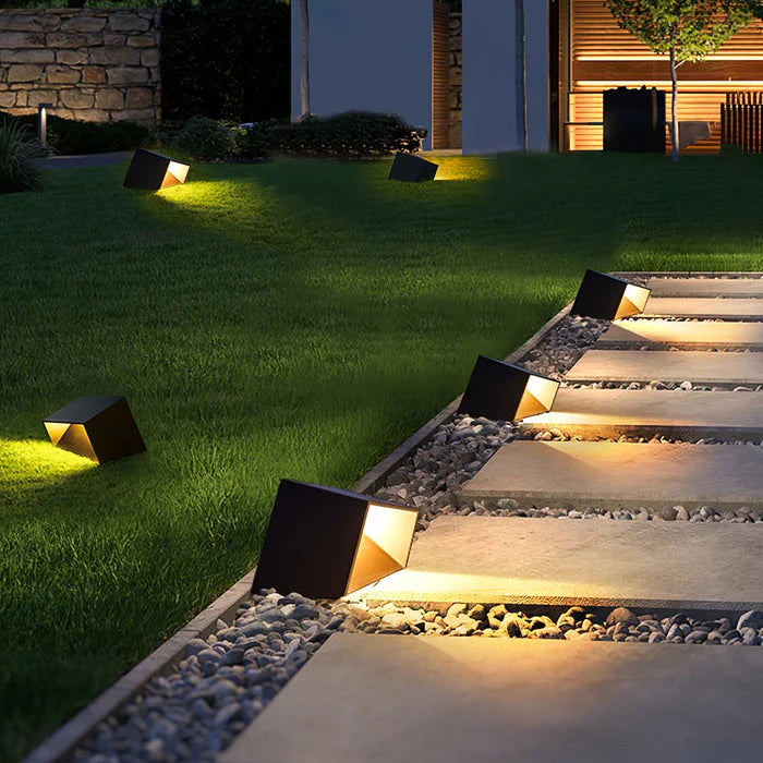 SoliCube – Modern Solar LED Garden Light